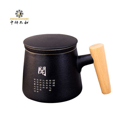 Керамическая деревянная ручка заморозила ретро чашку чая с разделителем